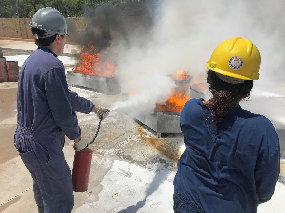 Treinamento prático de brigada de incêndio com uso de extintores